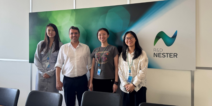 Yu Shaoyuan, Xiao Ting e Stephanie Weidanh com o seu mentor, Nuno Pinho da Silva
